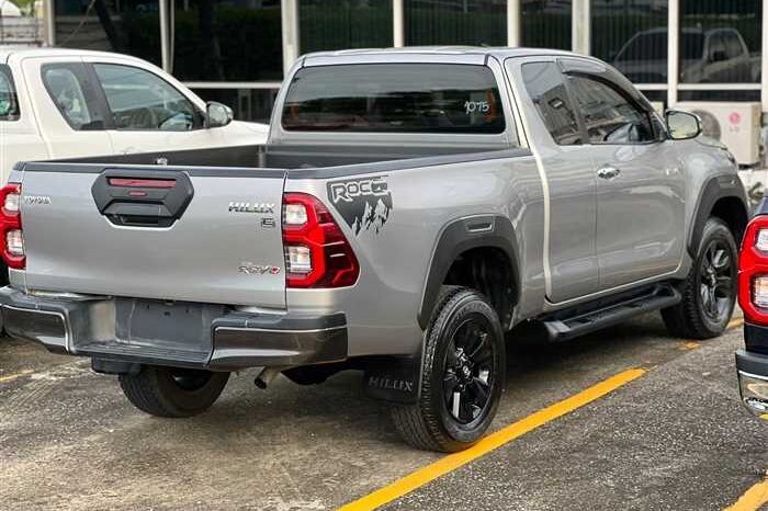 2017 Toyota Hilux Revo RHD full