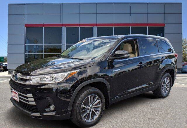 Used 2019 Toyota Highlander XLE with VIN 5TDJGRFH9KS063163 for sale in Wilmington, NC