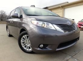 2017 Toyota Sienna XLE Premium 8-Passenger 4dr Mini-Van