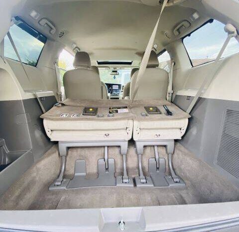 2019 Toyota Sienna XLE Minivan 4D full