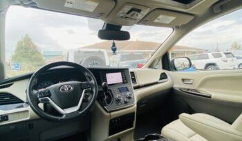 2019 Toyota Sienna XLE Minivan 4D full