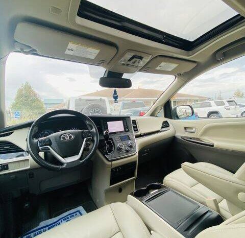 2019 Toyota Sienna XLE Minivan 4D full