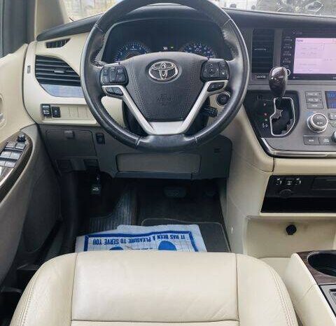 2019 Toyota Sienna XLE Minivan 4D full