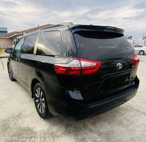 2019 Toyota Sienna XLE Minivan 4D full