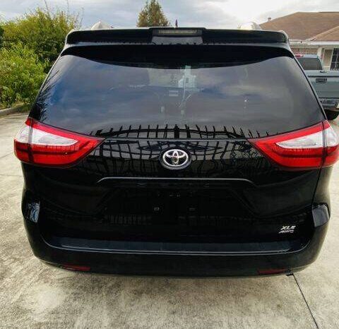 2019 Toyota Sienna XLE Minivan 4D full