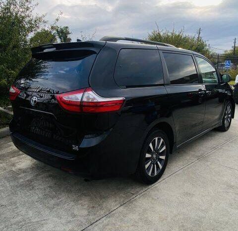 2019 Toyota Sienna XLE Minivan 4D full