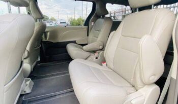 2019 Toyota Sienna XLE Minivan 4D full